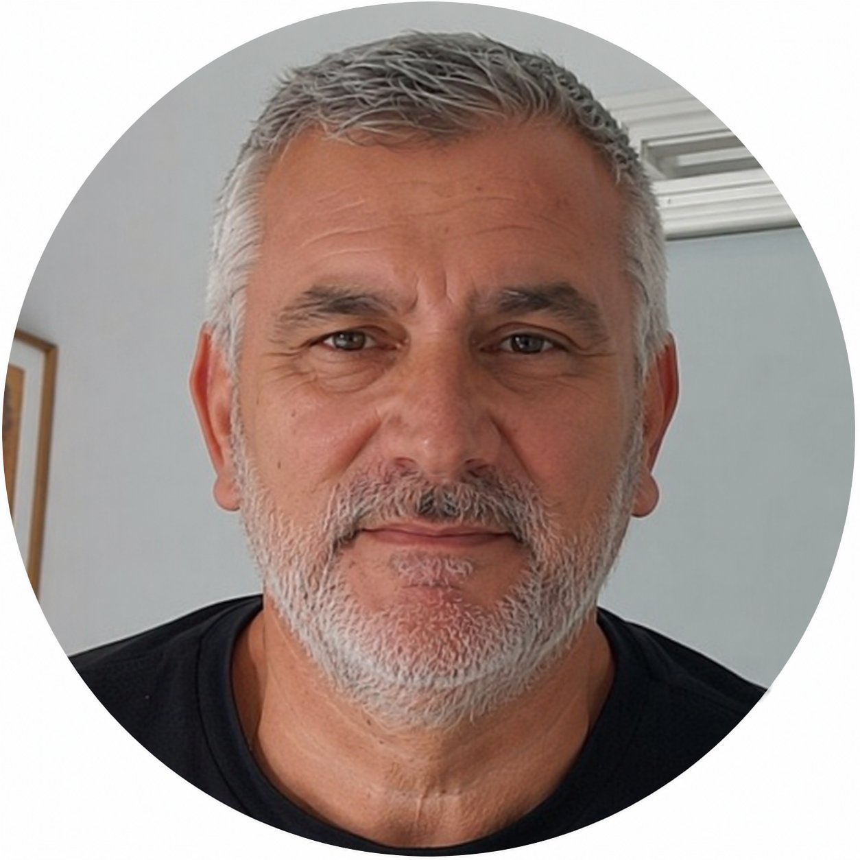 files/perfil_hombre_canoso_comprimido_fa375dfa-f95f-4d3c-aa9f-38f8ce9790f7.jpg